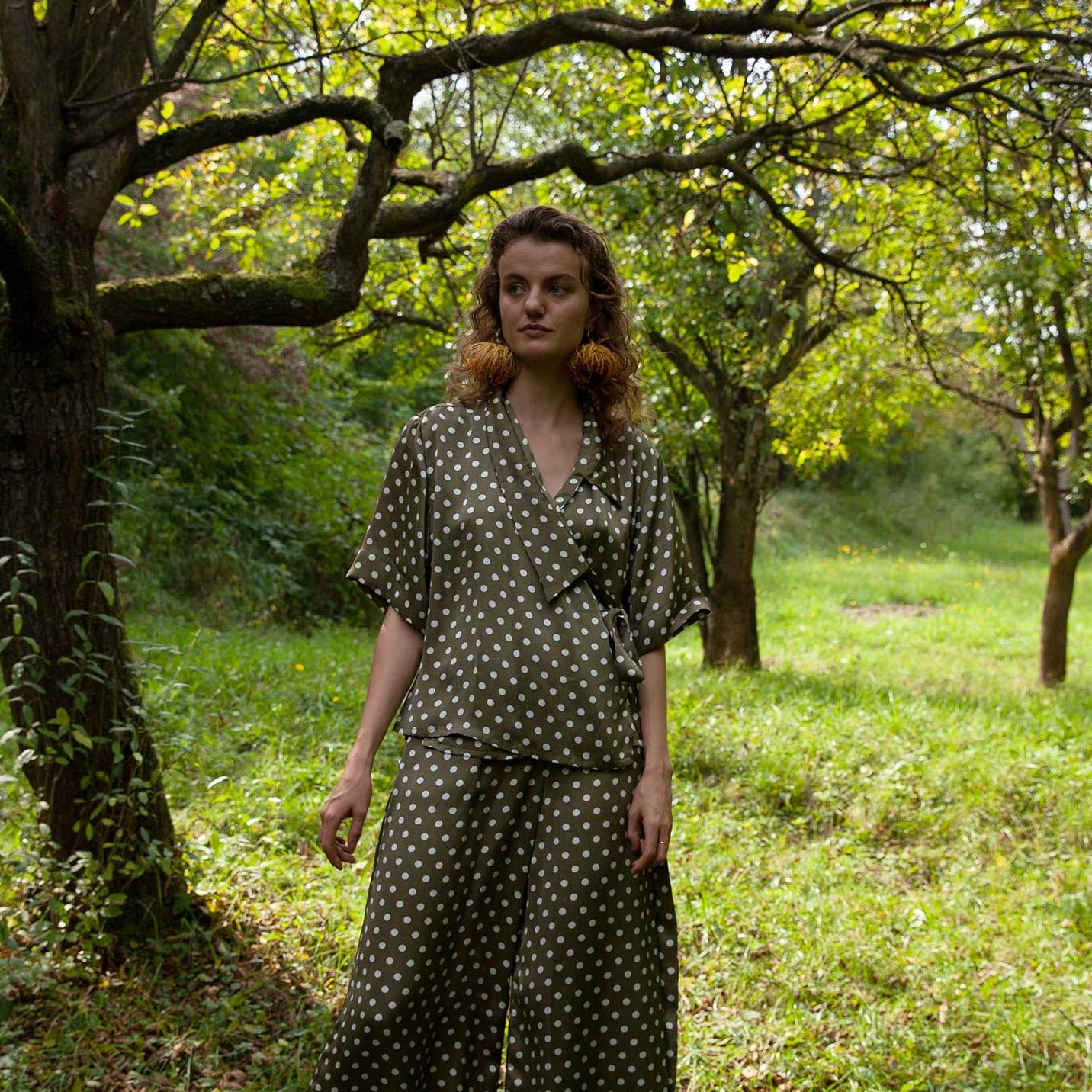 Floaty Wrap Shirt / moss dots